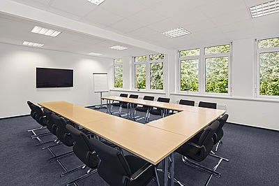 Bei MasterOffice mieten Sie unsere Meetingräume  Smart-TV, Flatscreen, Beamer, Flipchart, Moderationstafeln, WLAN, Video-Konferenzsystem und Telefonkonferenz.