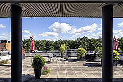 Kombinieren Sie bei der Anmietung von Tagesbüros und Konferenzräumen gleich die den persönlichen Sekretariatsservice oder die professionellen Annahme von Telefonaten hinzu.